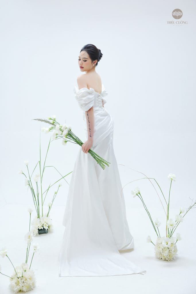 Đầm cưới vải satin tay ngắn cổ v thiết kế đơn giản phong cách pháp